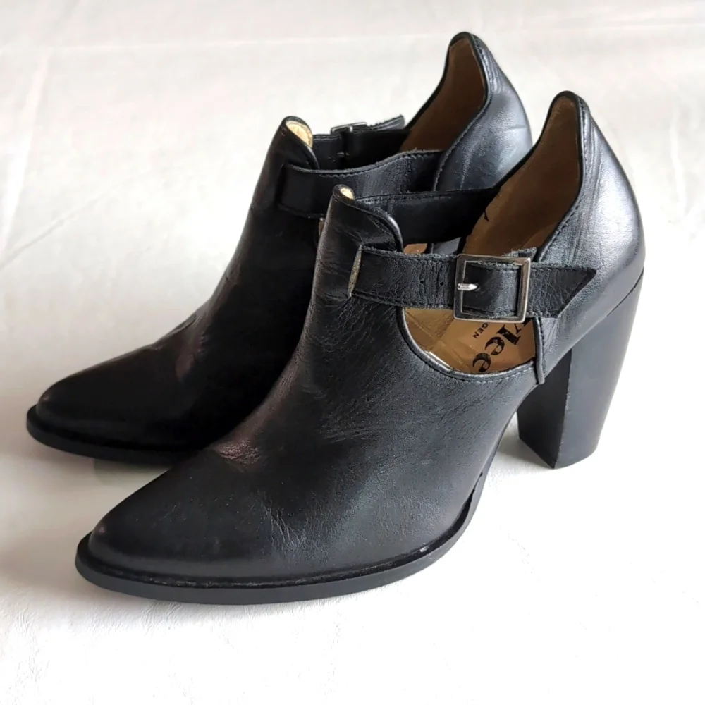 Ivylee Pointed Toe High Heeled Black Leather Moto Booties Women's Size 38